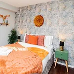 Stylish 2Br Near Hyde Park & Museums, Kensington