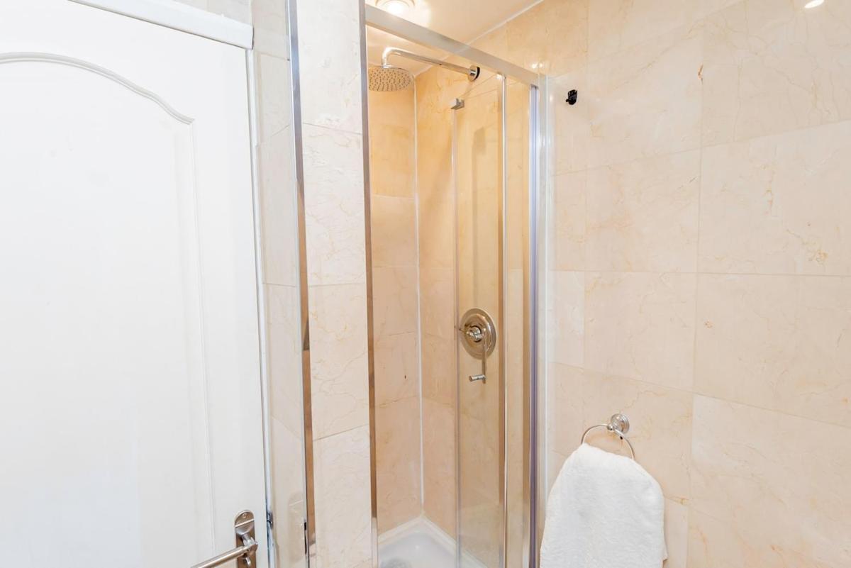 Appartamento Stylish 2br Near Hyde Park & Museums, Kensington Londra