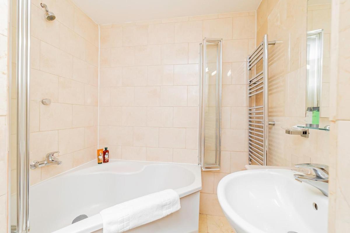 Stylish 2br Near Hyde Park & Museums, Kensington Appartamento Londra