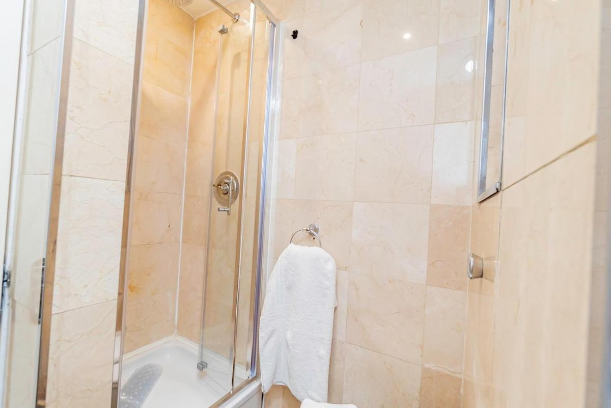 Stylish 2br Near Hyde Park & Museums, Kensington *